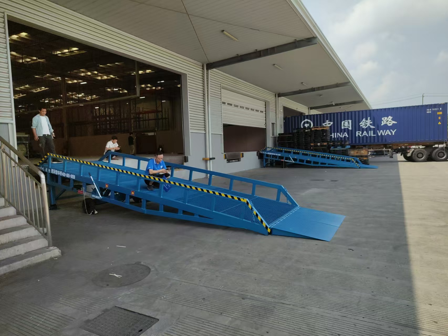 DOCK TO GROUND RAMP 01.jpg