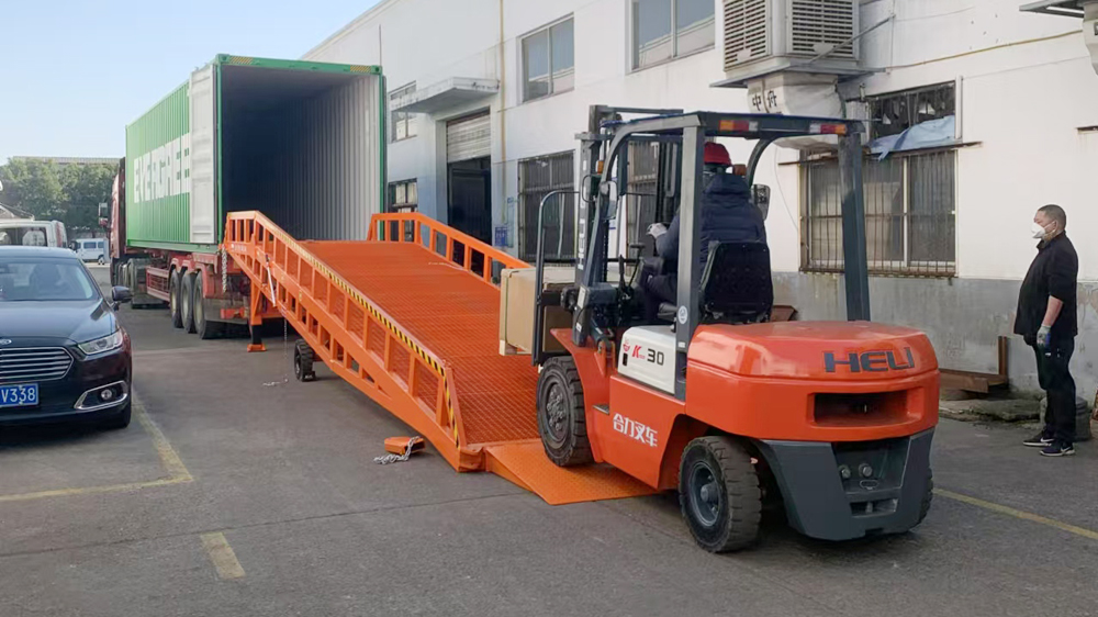 Mobile forklift ramp